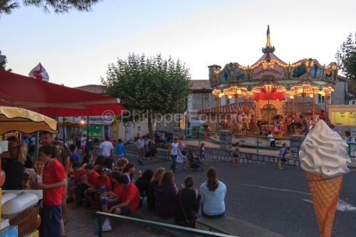 IMG_050811629_ARDECHE (07) RUOMS MARCHé NOCTURNE GLACIER MANEGE