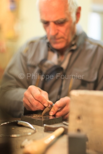 IMG_0707010422_ARDECHE (07) MEZILHAC CLAUDE VERNET CRéATEUR DE BIJOUX ATELIER LUSTRAGE