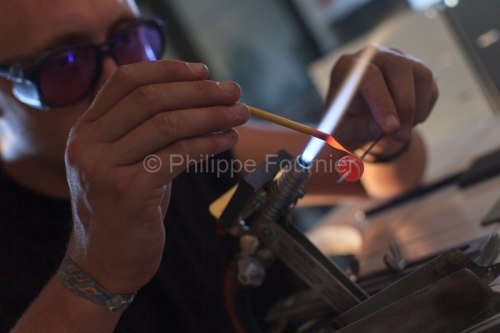 IMG_0707011520_ARDECHE (07) CHANDOLAS CREATEUR JEAN MARIE LE GOFF PERLES EN VERRE POUR LA CRéATION DE BIJOUX