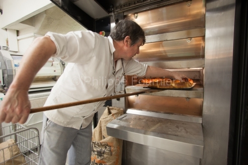 IMG_2083_Ardeche (07) Aubenas Boulangerie Louis Martin, défourn