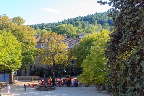 IMG_220811018_ARDECHE (07) BANNE VILLAGE DE CARACTERE TERRASSE E
