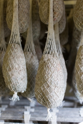 IMG_13034867_CLAIE-DE-SECHAGE-JESUS-LA-TABLE-DU-PAGEL-BOUCHERIE-CHARCUTERIE-LANARCE-ARDECHE-07