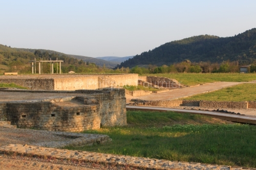 IMG_13046646_Ardèche (07) Patrimoine Alba la Romaine AIRE A POR