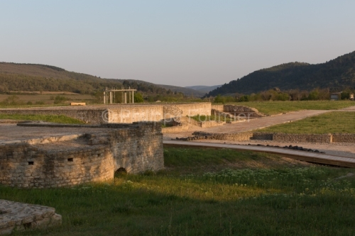 IMG_13046662_Ardèche (07) Patrimoine Alba la Romaine AIRE A POR