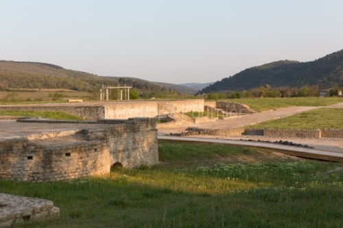 IMG_13046663_Ardèche (07) Patrimoine Alba la Romaine AIRE A POR