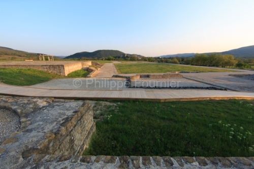 IMG_13046678_Ardèche (07) Patrimoine Alba la Romaine PLACE DU FORUM