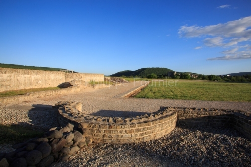IMG_13057418_Ardèche (07) Patrimoine Alba la Romaine PLACE DU F