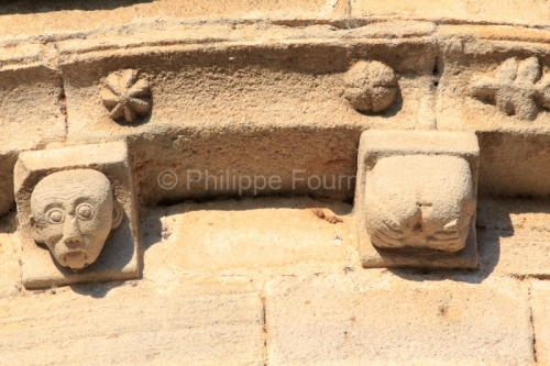 IMG_13061066_ARDECHE (07) CHAMBONAS FRISE EXTéRIEUR E SCULPTéE