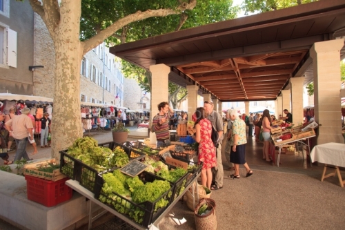 IMG_1307110_ARDECHE (07) AUBENAS PLACE DU CHATEAU LES HALLES JOU