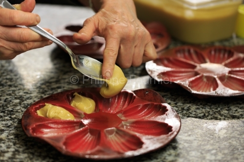 IMG_13099765_PORTIONNER MADELEINE A LA FLEUR D ORANGER LA CUISIN
