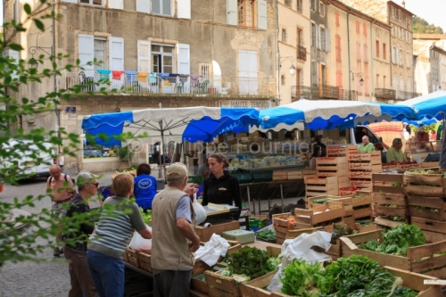 IMG_14064082_ARDECHE (07) LES VANS JOUR DE MARCHé SUR LA PLACE