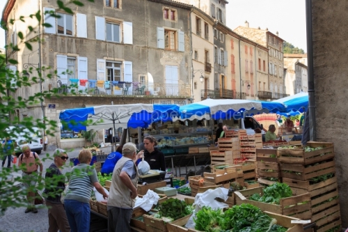 IMG_14064084_ARDECHE (07) LES VANS JOUR DE MARCHé SUR LA PLACE