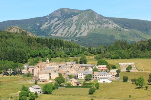IMG_14065136_ARDECHE (07) BOREE LE VILLAGE ET LE MONT MEZENC