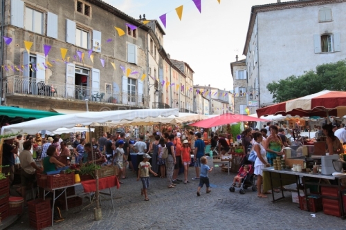 IMG_15070143_ARDECHE (07) LES VANS JOUR DE MARCHé SUR LA PLACE