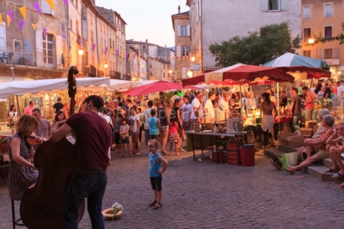 IMG_15070206_ARDECHE (07) LES VANS JOUR DE MARCHé SUR LA PLACE