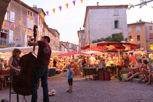 IMG_15070211_ARDECHE (07) LES VANS JOUR DE MARCHé SUR LA PLACE