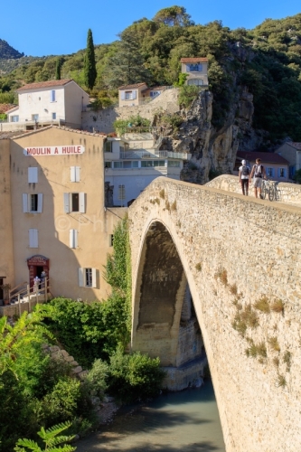 IMG_16075411_drome (26) nyons adolescent à velo le pont roman s