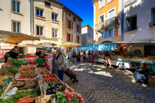 IMG_16076221_DROME (26) BUIS LES BARONNIES JOUR DE MARCHé PLACE