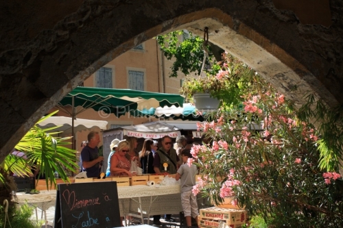 IMG_16076352_Jour-de-Marche- Place-des-Arcades Villes-et-Village