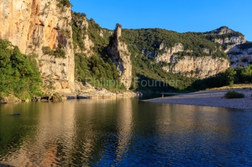 IMG_16076727_Ardeche (07) vallon pont d'arc reserve naturelle des gorges de l'ardeche l'aiguille du révaou la rivière ardèche