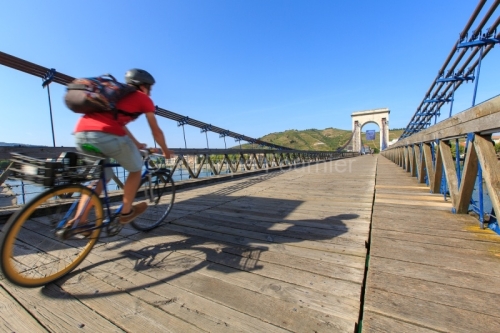 IMG_17085904_Ardeche (07) tournon sur rhone passerelle marc segu