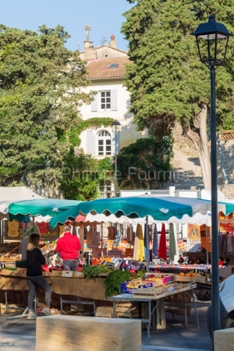 IMG_18050002_GARD (30)  VILLENEUVE LèS AVIGNON JOUR DE MARCHé PLACE DES RECOLLETS