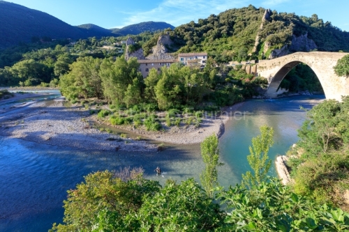IMG_18060087_drome (26)  nyons un pêcheur le pont roman sur la