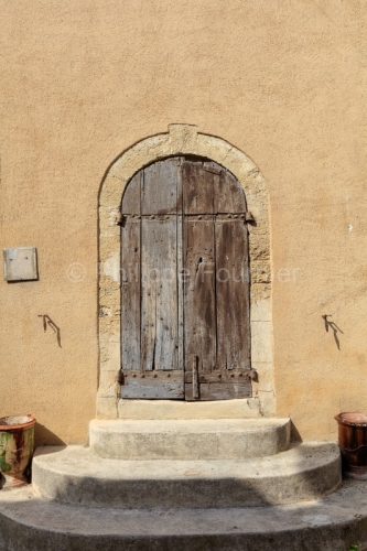 IMG_18068245_VAUCLUSE (84)  LOURMARIN PORTE ANCIENNE FAçADE DE