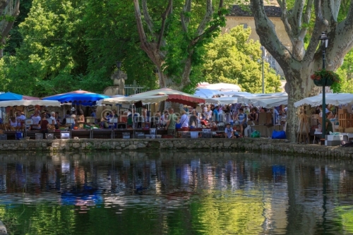 IMG_18068693_VAUCLUSE (84)  CUCURON JOUR DE MARCHE SOUS LES PLAT