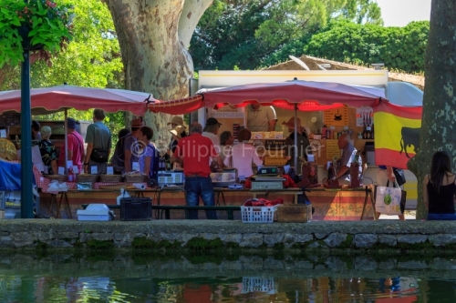 IMG_18068701_VAUCLUSE (84)  CUCURON JOUR DE MARCHE SOUS LES PLAT