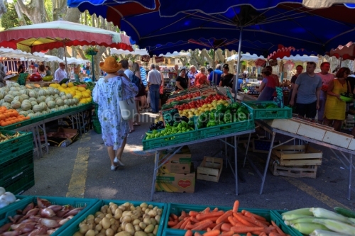 IMG_18068709_VAUCLUSE (84)  CUCURON JOUR DE MARCHE FRUITS ET Lé