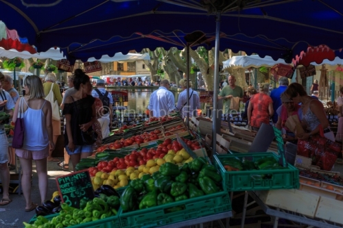 IMG_18068719_VAUCLUSE (84)  CUCURON JOUR DE MARCHE FRUITS ET Lé