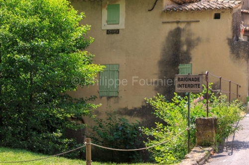 IMG_18068850_VAUCLUSE (84)  VAUGINES FAçADE DE MAISON DE VILLAG