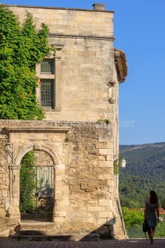 IMG_18068983_VAUCLUSE (84)  MéNERBES LE VILLAGE PORTE EN PIERRE