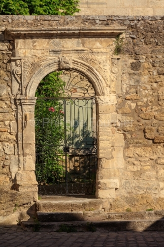 IMG_18068985_VAUCLUSE (84)  MéNERBES LE VILLAGE PORTE EN PIERRE