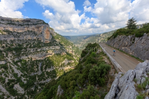 IMG_18071798_VAUCLUSE (84)  MONIEUX PAYSAGE GORGES DE LA NESQUE ROUTE TOURISTIQUE CYCLOTOURISME.