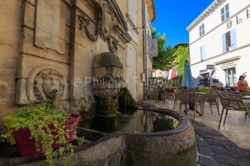 IMG_18072225_VAUCLUSE (84)  LOURMARIN LE VILLAGE LA FONTAINE PUB