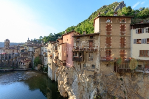 IMG_18072981_ISERE (38)  PONT EN ROYANS LE VILLAGE MAISONS SUSPE