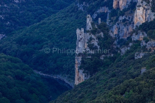 IMG_19064642_ARDèCHE (07)  SAINT REMèZE RéSERVE NATURELLE DES GORGES DE L'ARDèCHE LEVER DE SOLEIL, LE ROCHER DE LA CATHEDRALE, LA RIVIèRE ARDèCHE