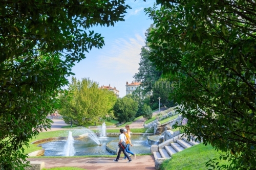 IMG_1908315140_Drôme (26) Valence Parc Jouvet Fontaine devant l
