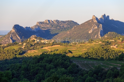 IMG_1909131448_Vaucluse (84) Suzette  vue du village, le vignobl