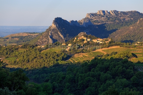 IMG_1909131455_Vaucluse (84) Suzette  vue du village, le vignobl