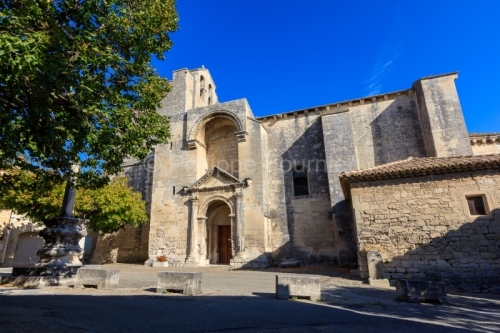 IMG_1909195121_drôme (26) saint restitut patrimoine parvis de l