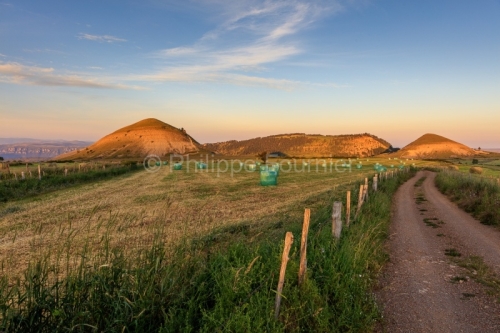 IMG_1906251646_Lozère (48)  Les Bondons Mont Lozère soleil levant, Balles de paille dans un sac en plastique, à la Cham des Bondons