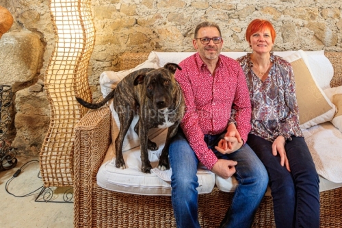 Ardèche (07) Saint-Victor, Deyras Hebergement Atelier du Philosophe Chambres & table d'hôtes portrait de Martina et Christophe leurs chien Olsan // France. Ardèche (07) Saint-Victor, Deyras Atelier du Philosophe Rooms & table d'hôtes portrait of Martina and Christophe their dog Olsan