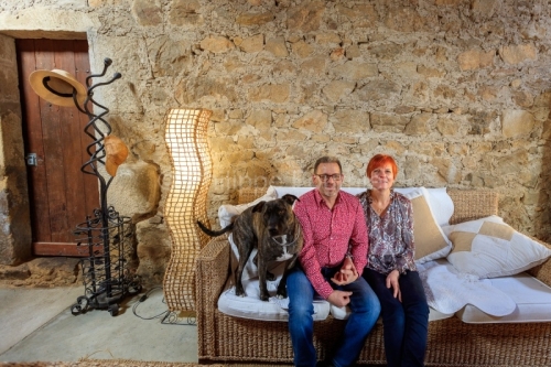 Ardèche (07) Saint-Victor, Deyras Hebergement Atelier du Philosophe Chambres & table d'hôtes portrait de Martina et Christophe leurs chien Olsan // France. Ardèche (07) Saint-Victor, Deyras Atelier du Philosophe Rooms & table d'hôtes portrait of Martina and Christophe their dog Olsan