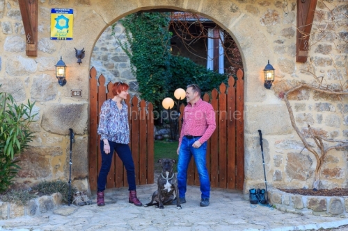 Ardèche (07) Saint-Victor, Deyras Hebergement Atelier du Philosophe Chambres & table d'hôtes portrait de Martina et Christophe leurs chien Olsan // France. Ardèche (07) Saint-Victor, Deyras Atelier du Philosophe Rooms & table d'hôtes portrait of Martina and Christophe their dog Olsan