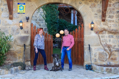 Ardèche (07) Saint-Victor, Deyras Hebergement Atelier du Philosophe Chambres & table d'hôtes portrait de Martina et Christophe leurs chien Olsan // France. Ardèche (07) Saint-Victor, Deyras Atelier du Philosophe Rooms & table d'hôtes portrait of Martina and Christophe their dog Olsan