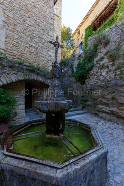 IMG_1907092770_Vaucluse (84)  Crestet Villages perchés fontaine