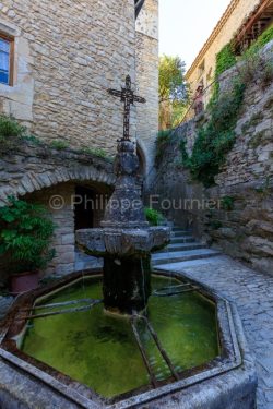 IMG_1907092775_Vaucluse (84)  Crestet Villages perchés fontaine